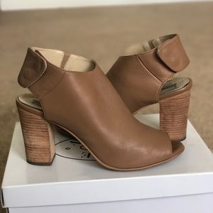 Steve Madden nude leather heels
